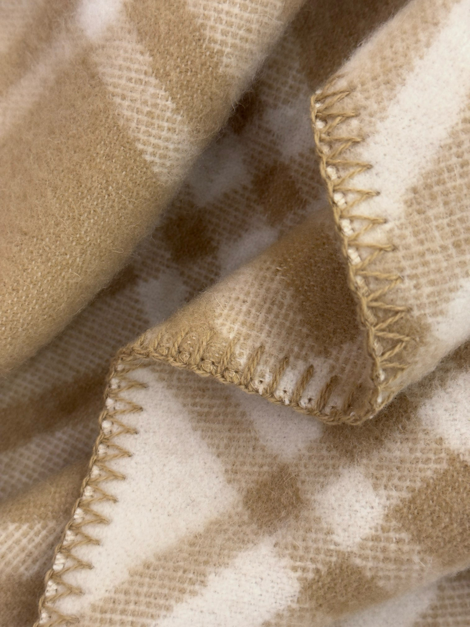 Шарф унисекс в стиле Burberry двусторонний из мягкой шерсти с диагональной клеткой бежевого цвета