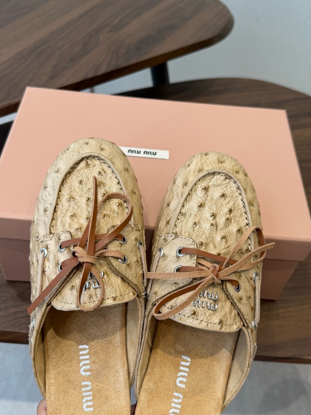 Мюли женские Miu Miu бежевого цвета
