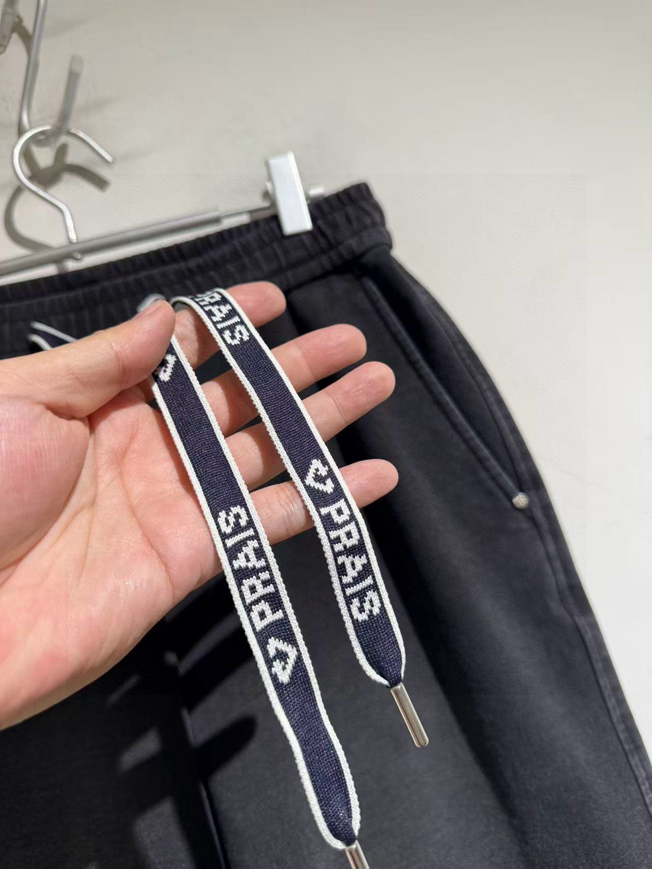 Брюки мужские в стиле Prada из денима тёмно-серого цвета с эластичным поясом