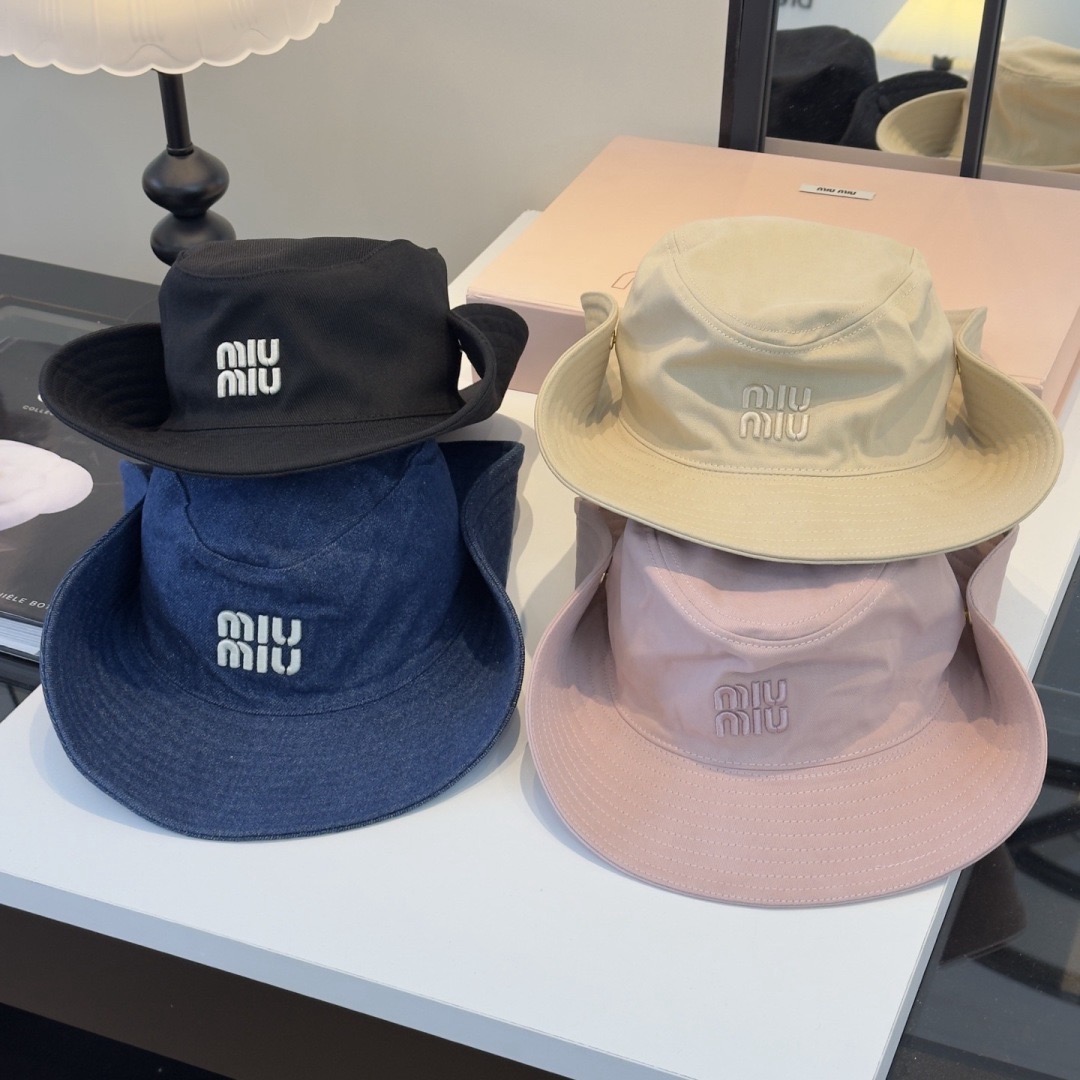 Панама женская в стиле Miu Miu из хлопковой ткани чёрного цвета с логотипом