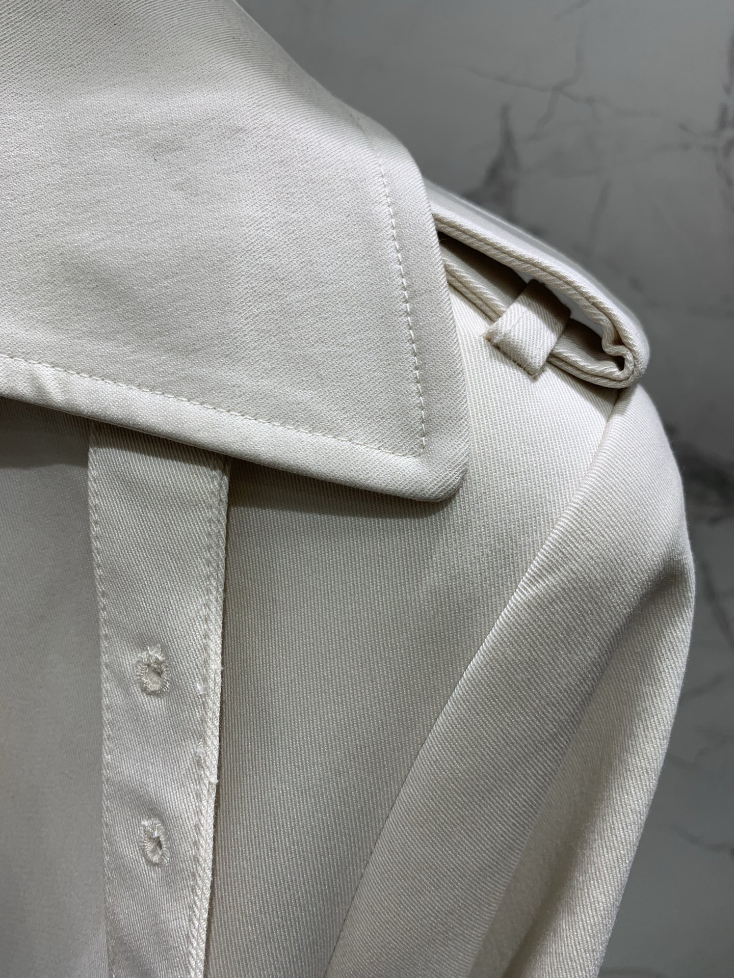 Тренч женский в стиле Saint Laurent из плащевой ткани молочного цвета с поясом