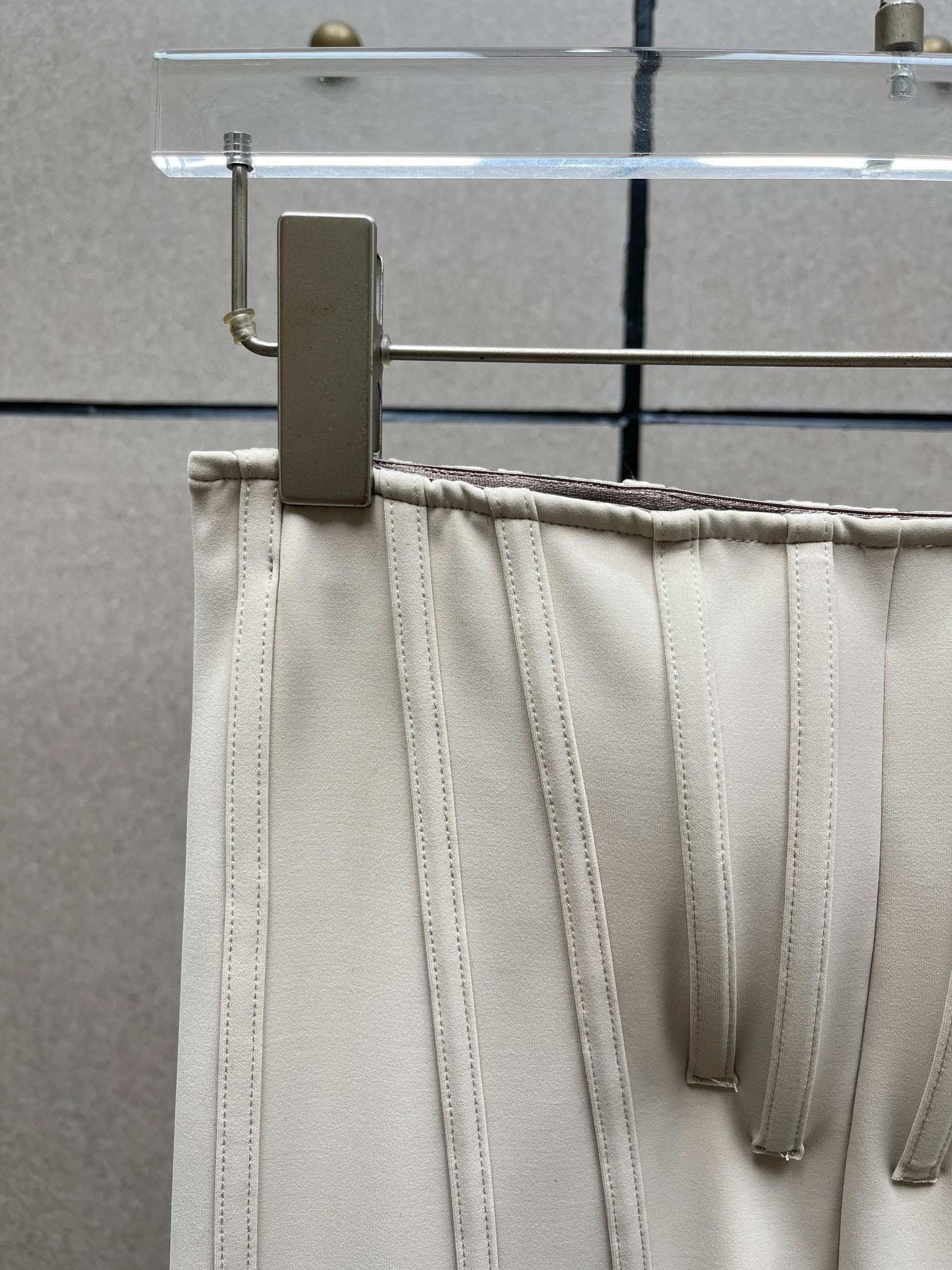 Леггинсы женские в стиле Mugler Fishbone из эластичной ткани молочного цвета