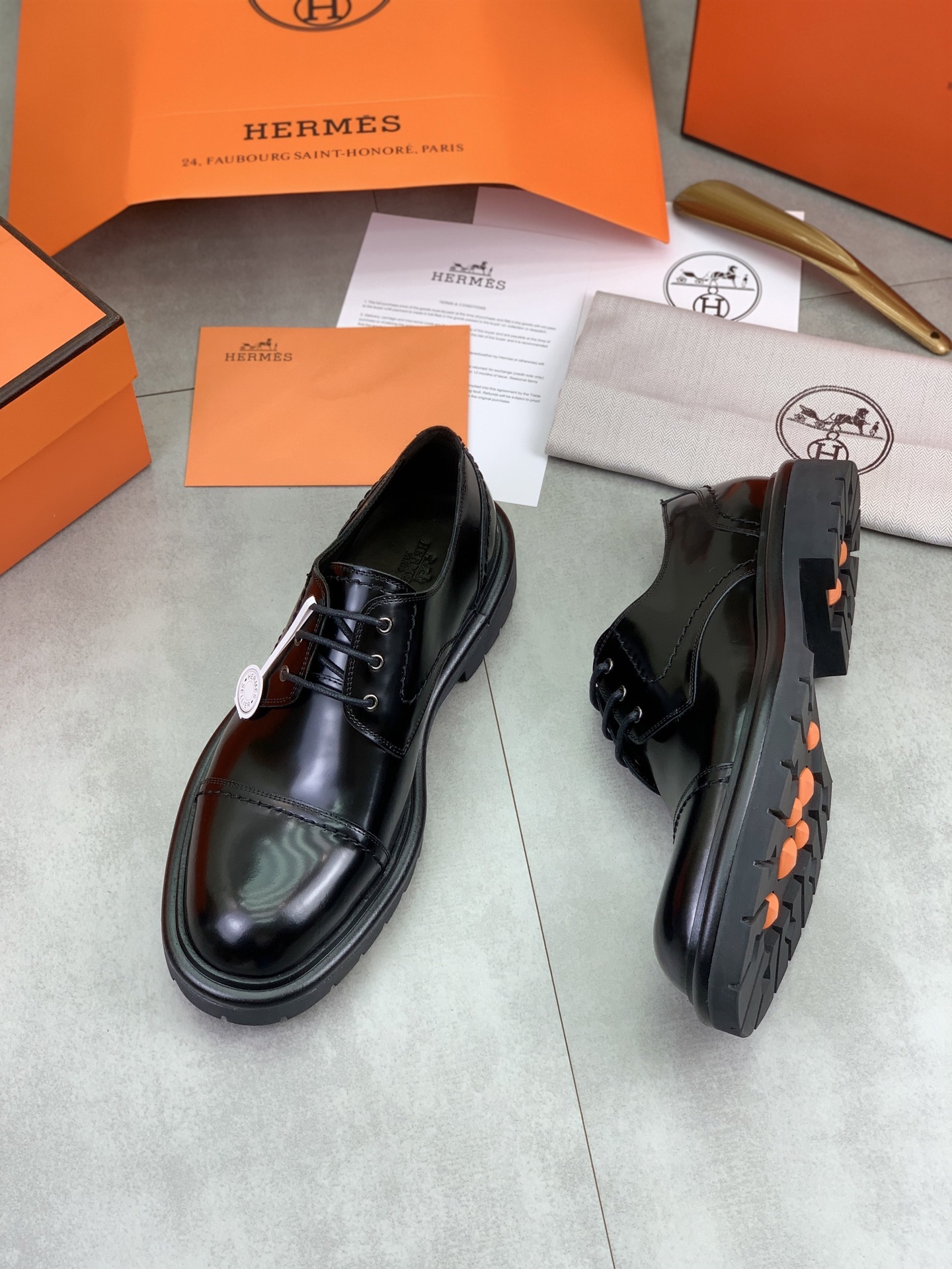 Дерби мужские в стиле Hermes из натуральной кожи черного цвета