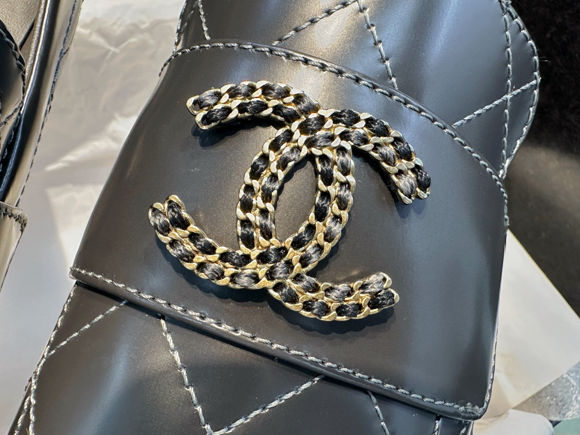 Лоферы женские в стиле Chanel 24B из натуральной кожи серого цвета