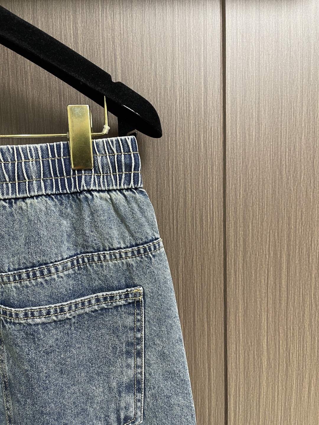 Джинсы мужские в стиле Bottega Veneta свободные светло-голубого цвета с резинкой