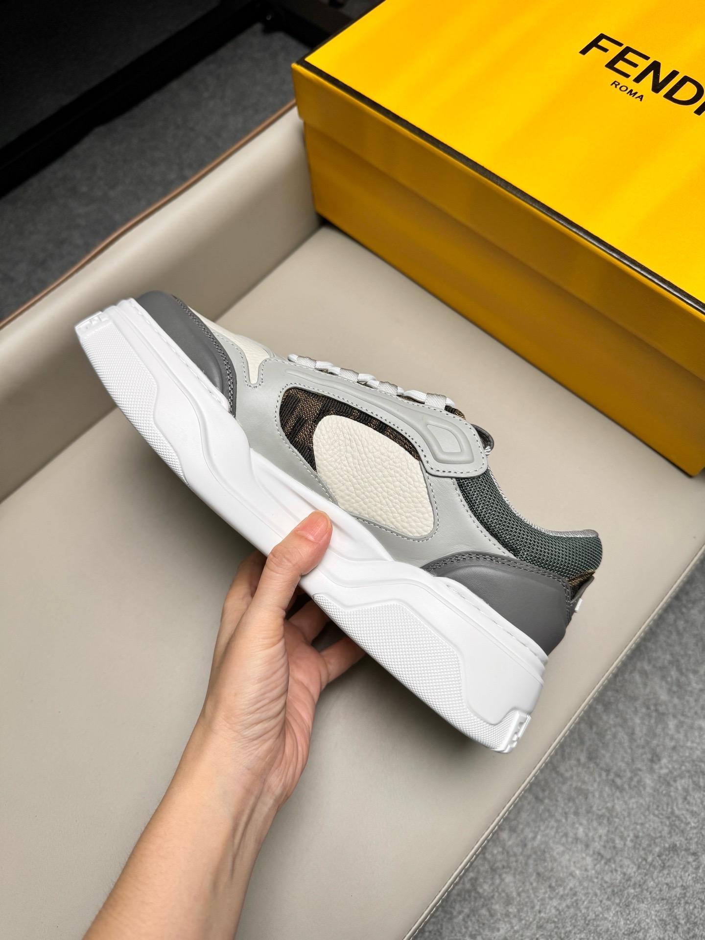 Кроссовки мужские в стиле Fendi серого цвета