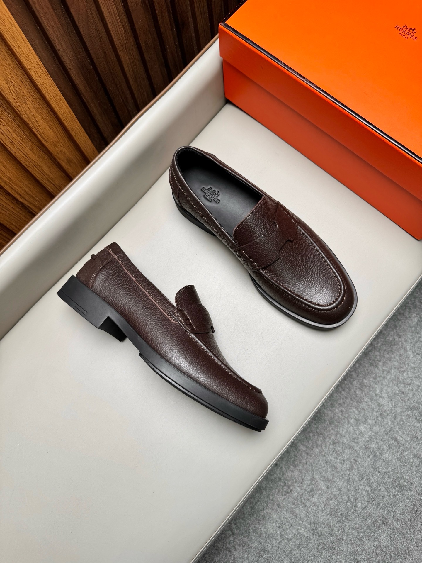 Лоферы мужские в стиле Hermes из натуральной кожи коричневого цвета
