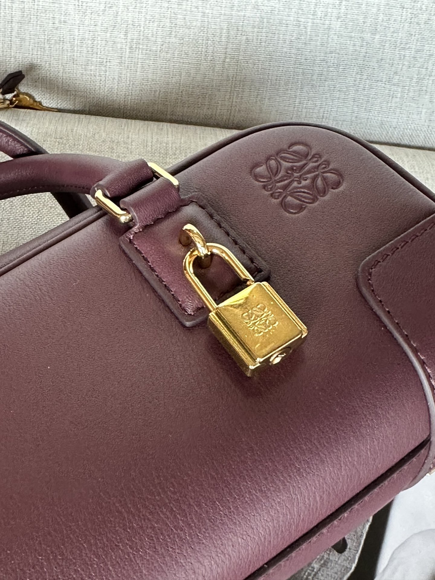 Сумка женская в стиле Loewe Amazona 23 бордового цвета