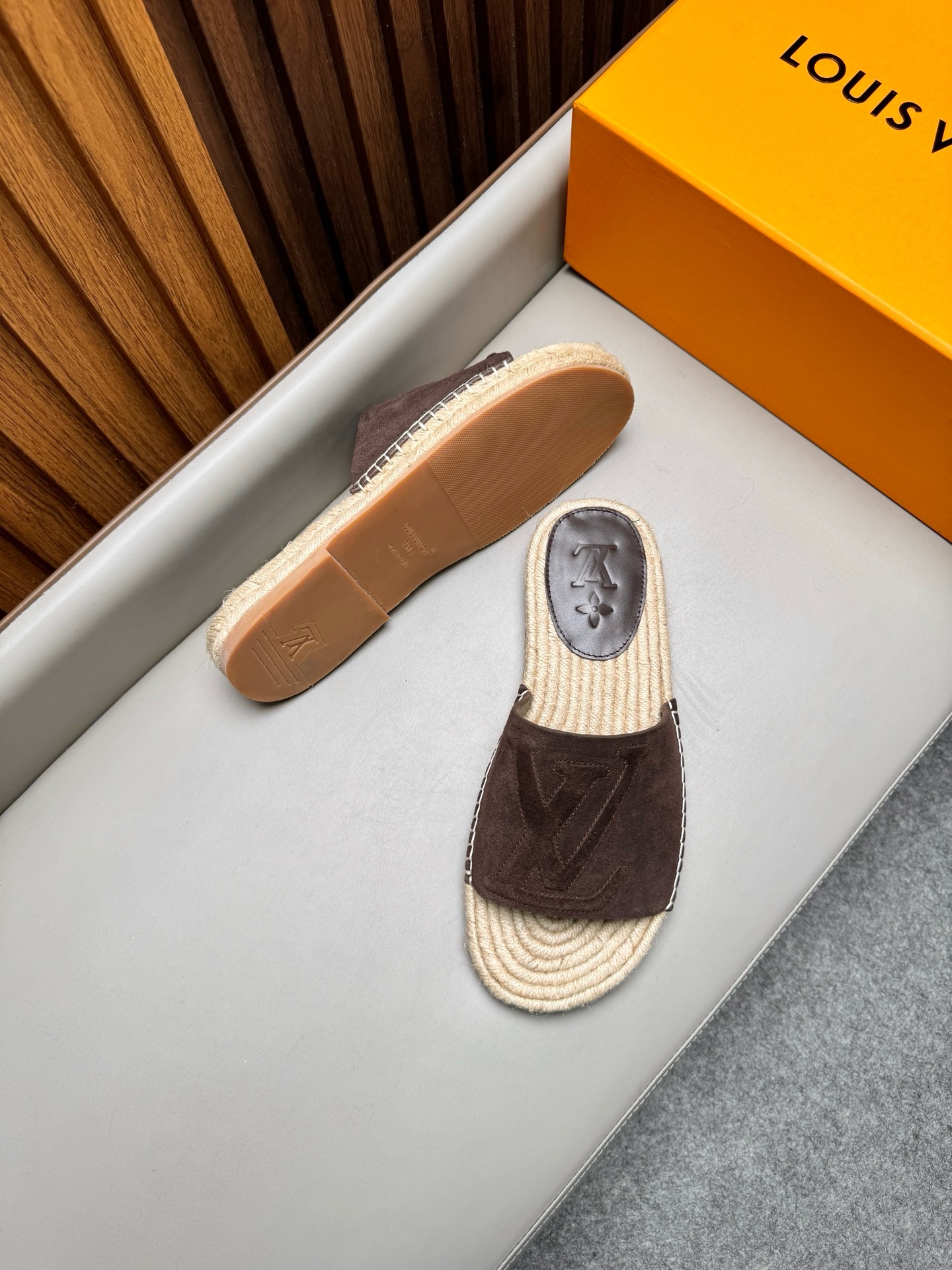 Шлёпанцы мужские в стиле Louis Vuitton коричневого цвета