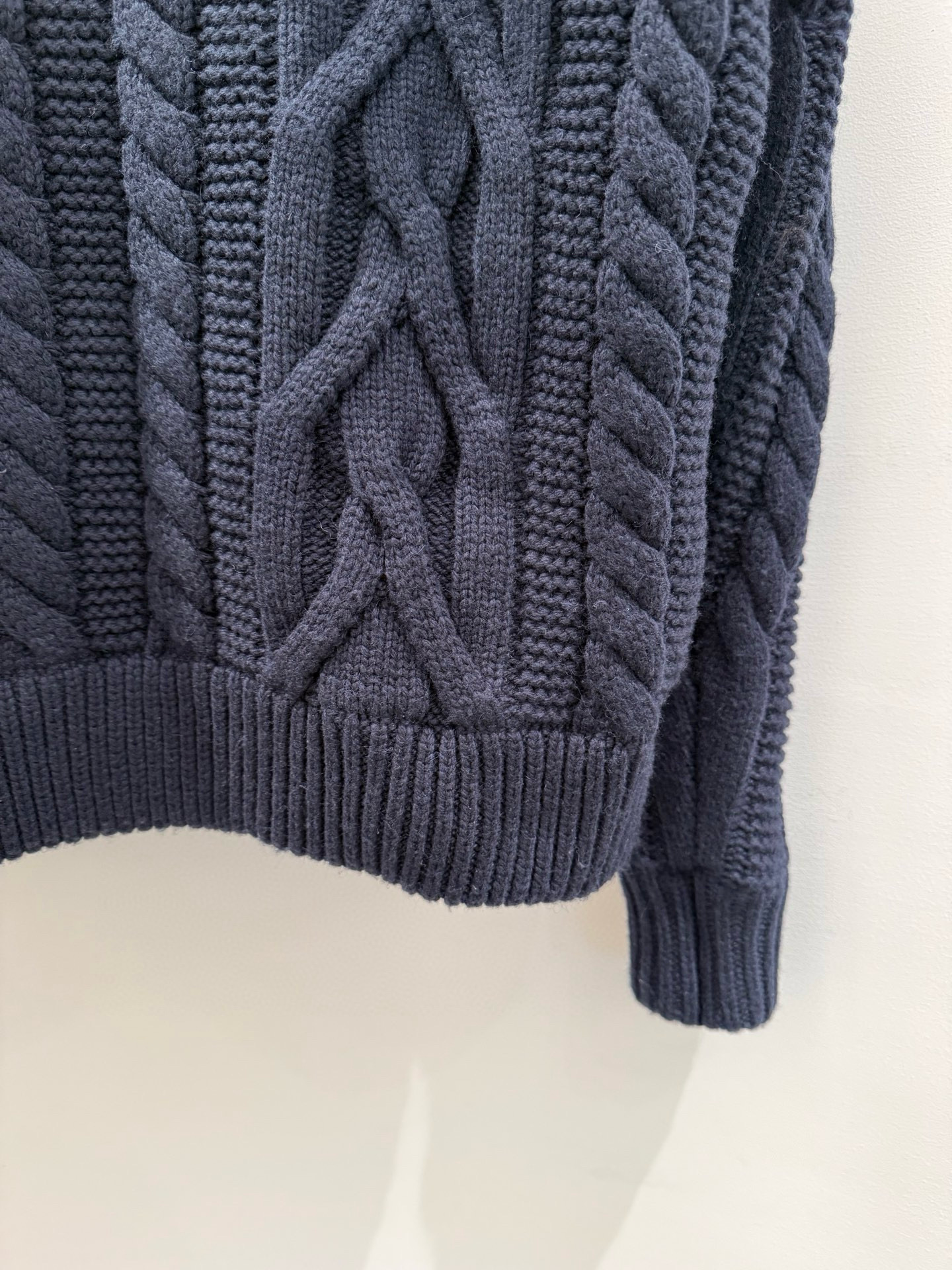 Куртка мужская в стиле Brunello Cucinelli из овчины с вязанными шерстяными рукавами тёмно-синего цвета