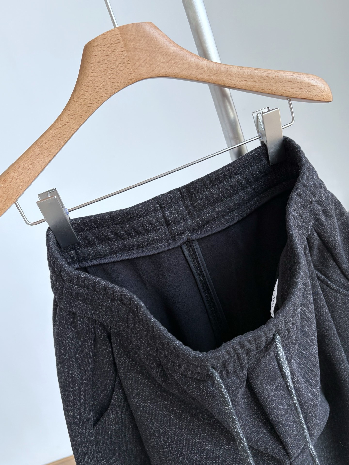 Брюки мужские в стиле Bottega Veneta чёрного цвета с утеплённой подкладкой