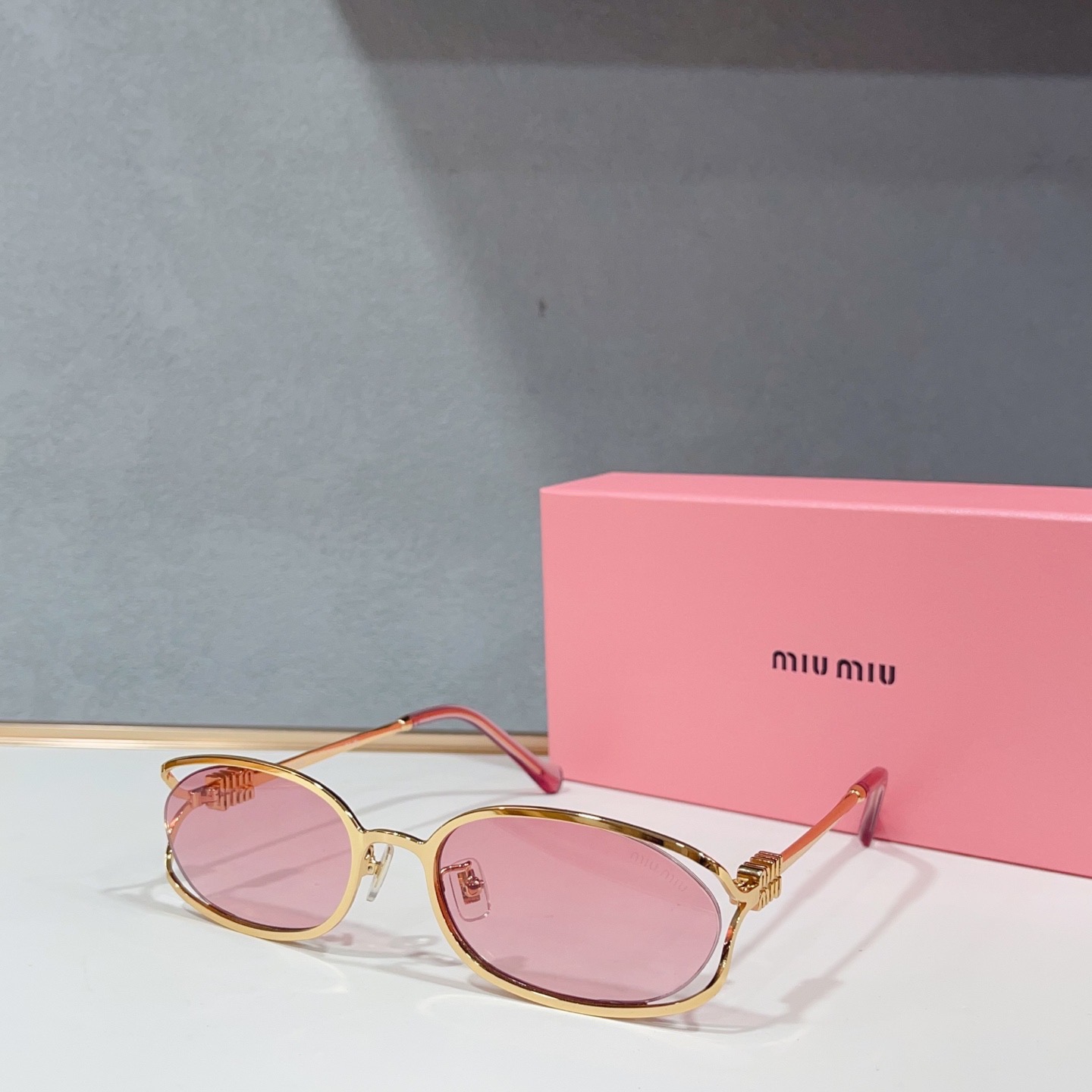 Очки солнцезащитные женские в стиле Miu Miu овальной формы