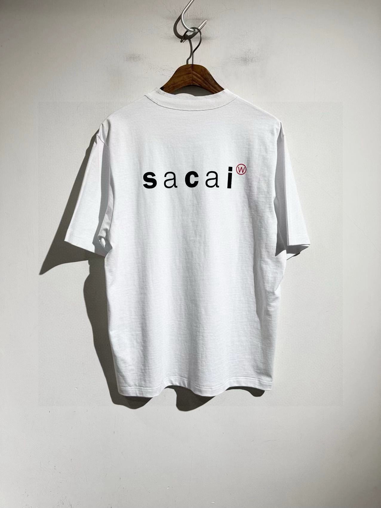 Футболка унисекс в стиле Sacai из хлопка белого цвета с принтом логотипа