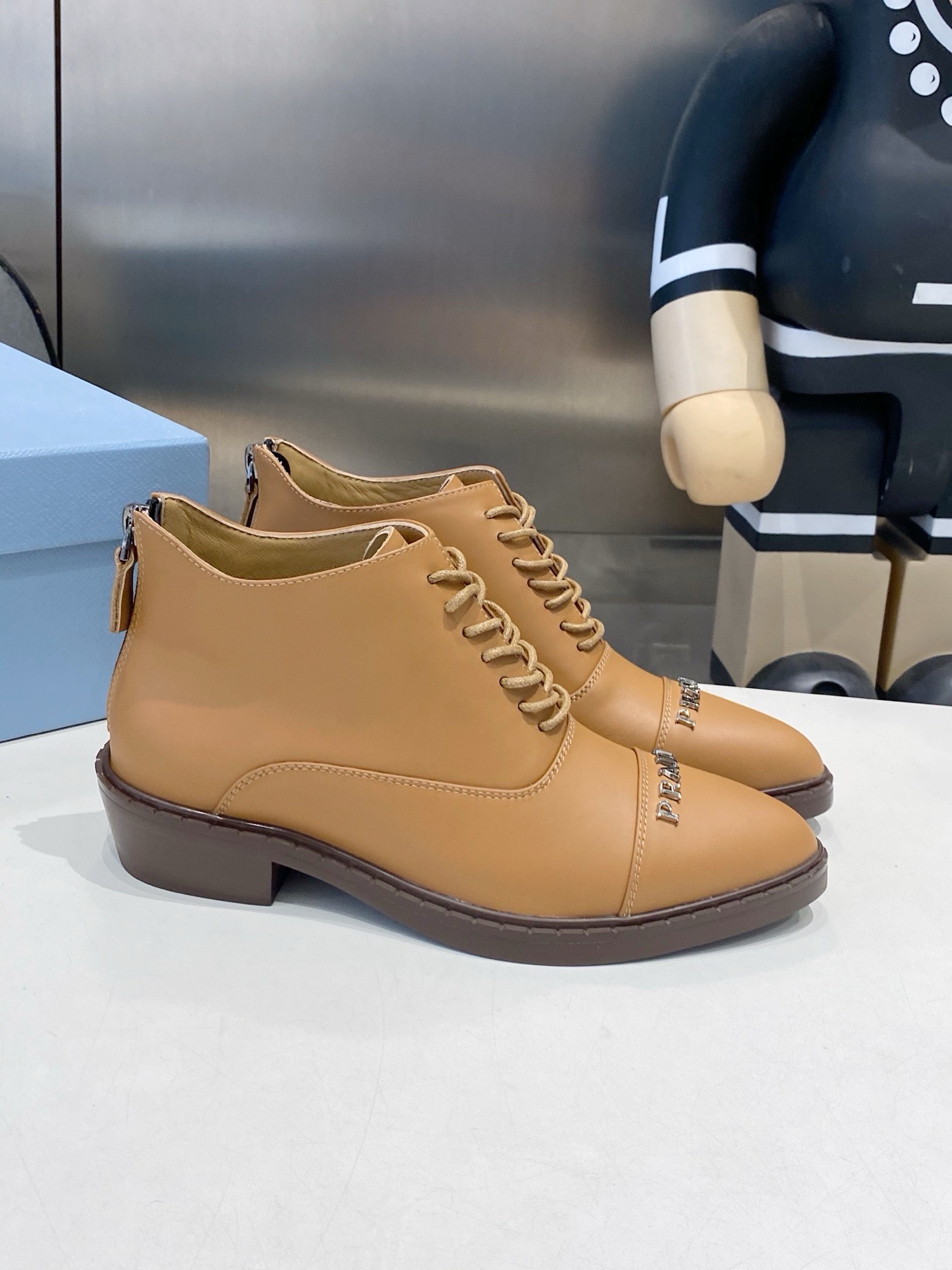 Ботинки женские Prada бежевого цвета