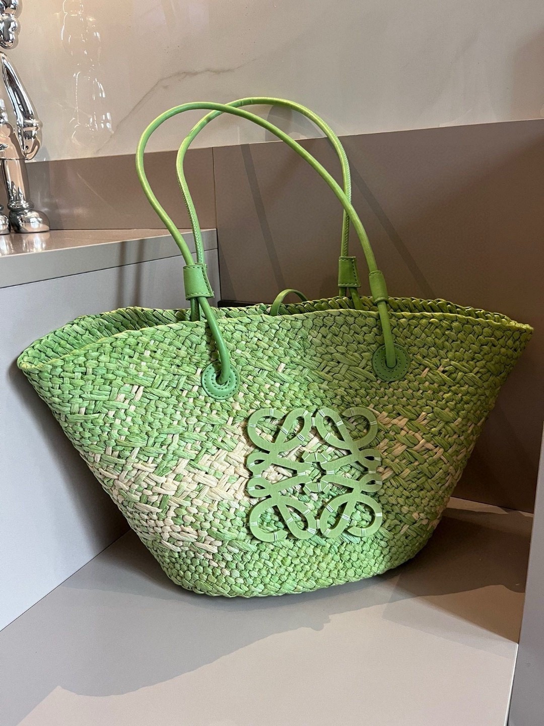 Сумка женская в стиле Loewe из рафии зеленого цвета