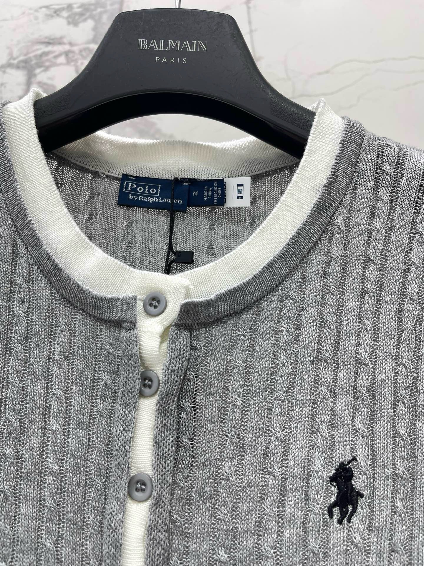 Джемпер женский Polo Ralph Lauren Mini-Cable Short-Sleeve Henley  серого цвета с вышитой эмблемой