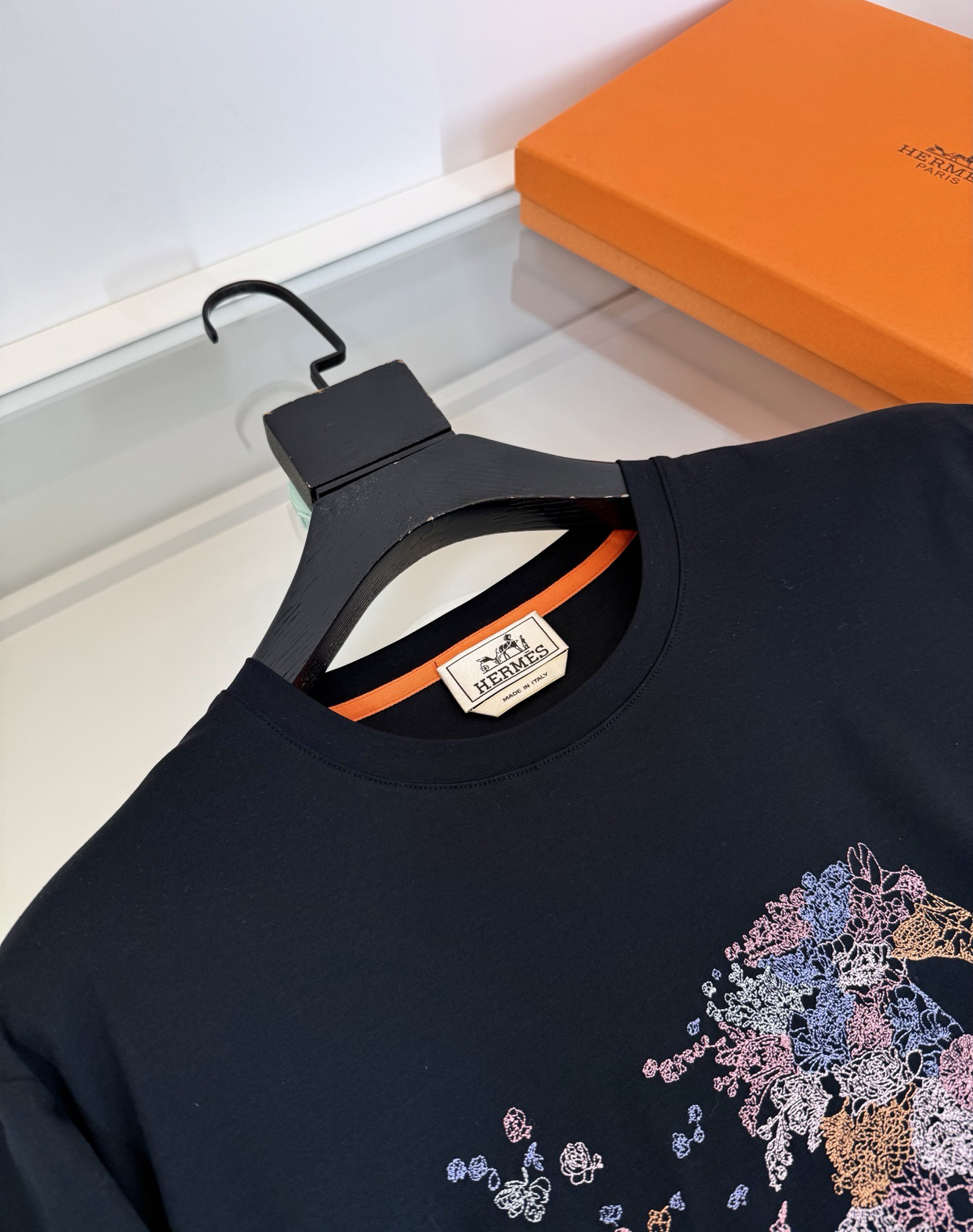 Футболка мужская в стиле Hermes чёрного цвета с вышивкой