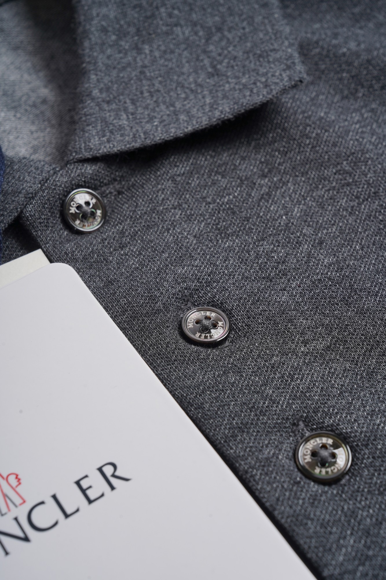 Поло унисекс в стиле Moncler из натурального хлопка тёмно-серого цвета с логотипом