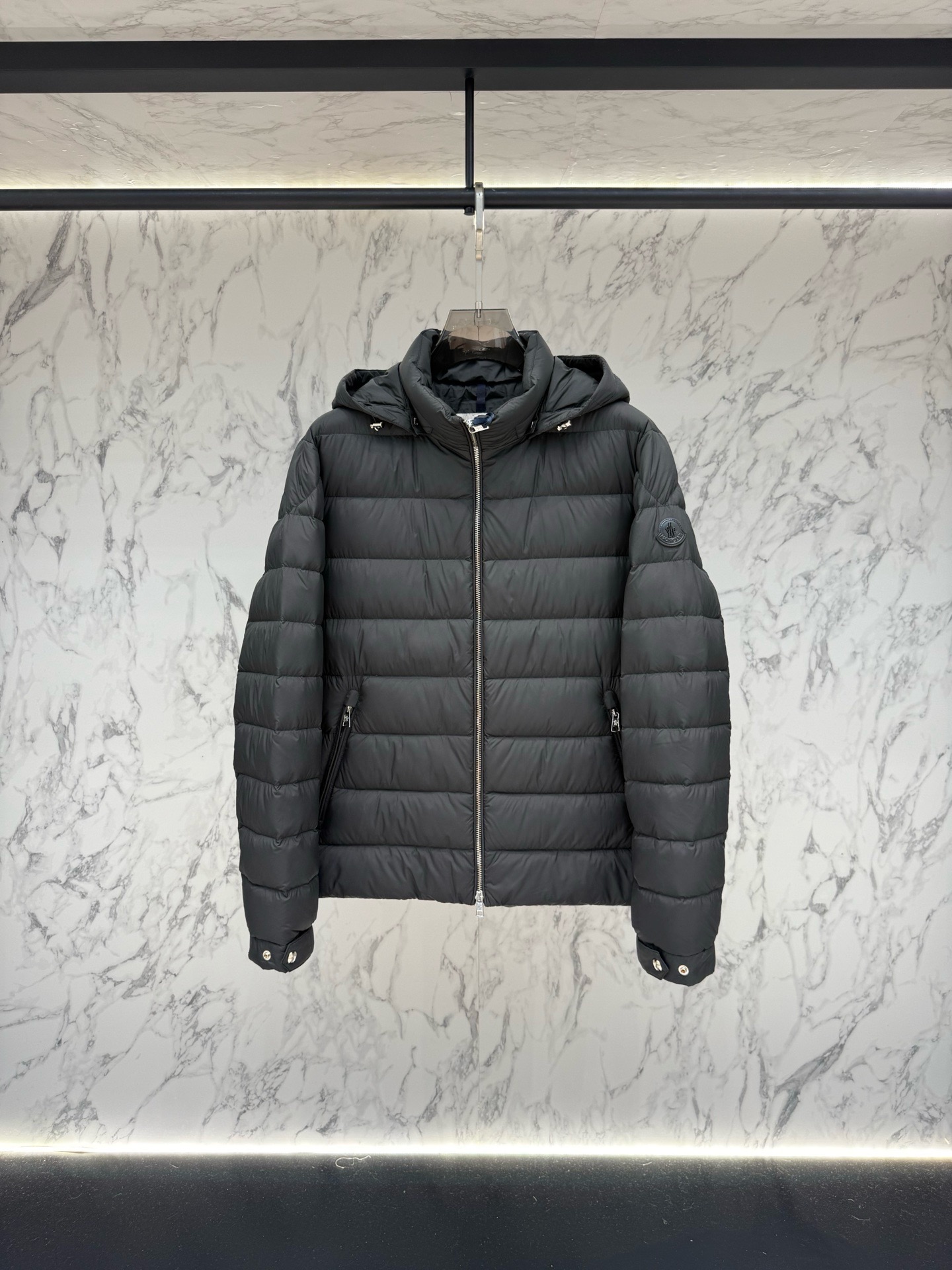 Пуховик мужской Moncler Alrai тёмно-серого цвета с капюшоном и натуральным пухом
