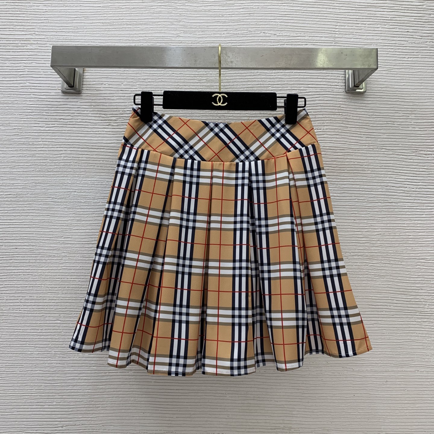 Костюм женский в стиле Burberry: футболка с логотипом и плиссированная юбка