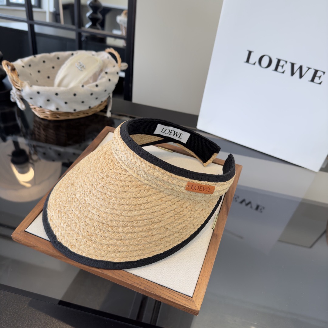 Козырёк женский в стиле Loewe бежевого цвета