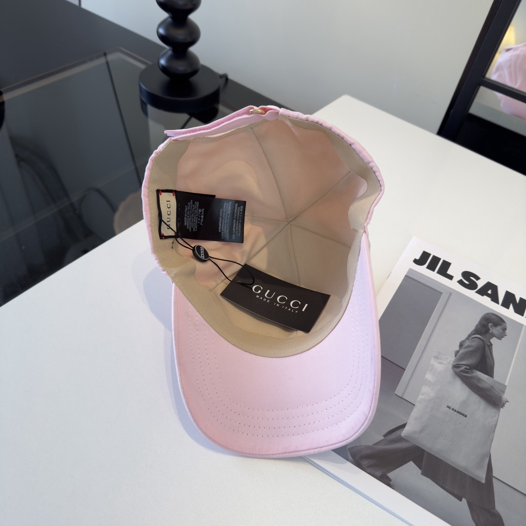 Кепка женская в стиле Gucci из хлопковой ткани розового цвета с логотипом