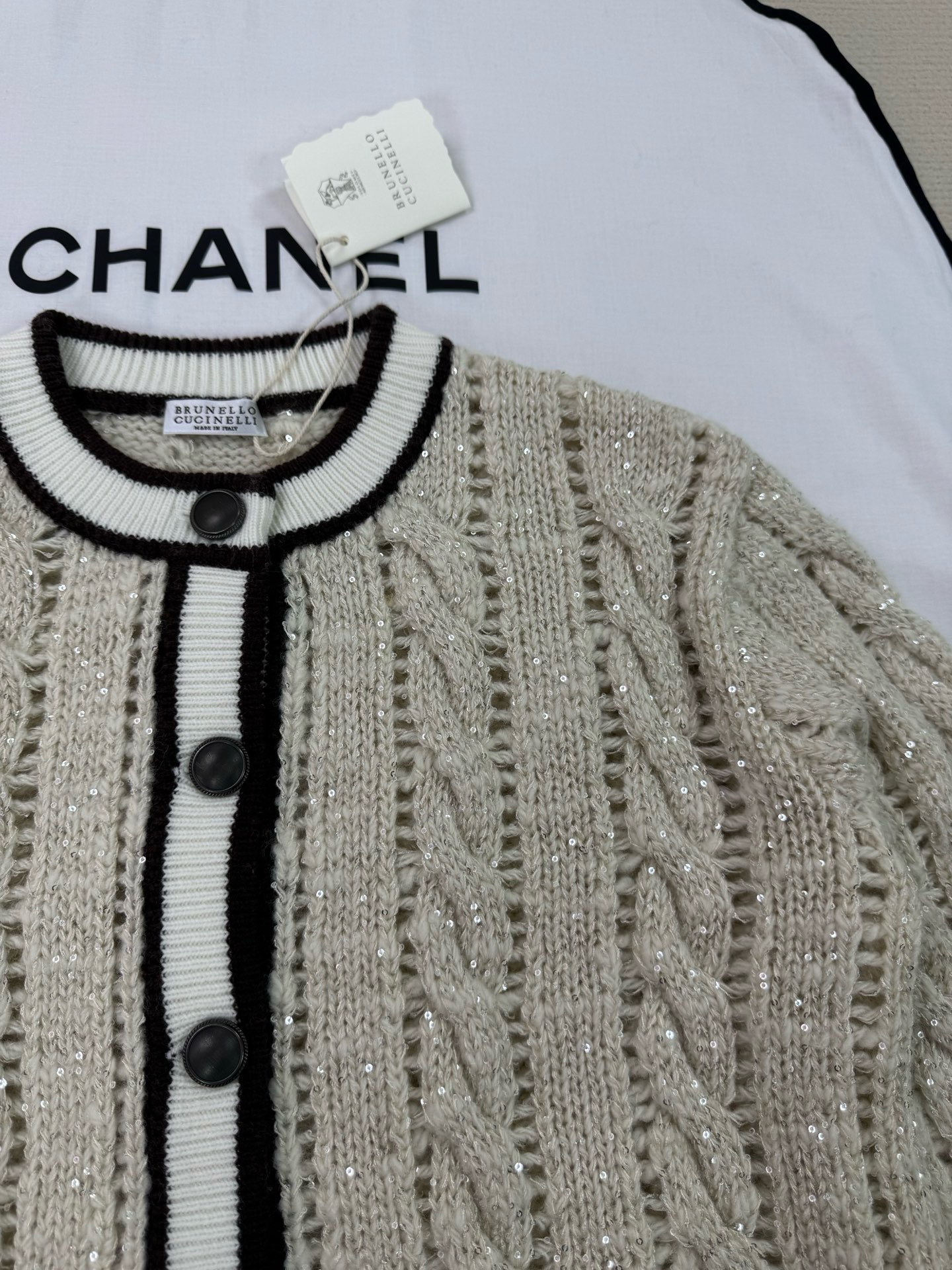 Кардиган женский Brunello Cucinelli молочного цвета с контрастной отделкой и косами