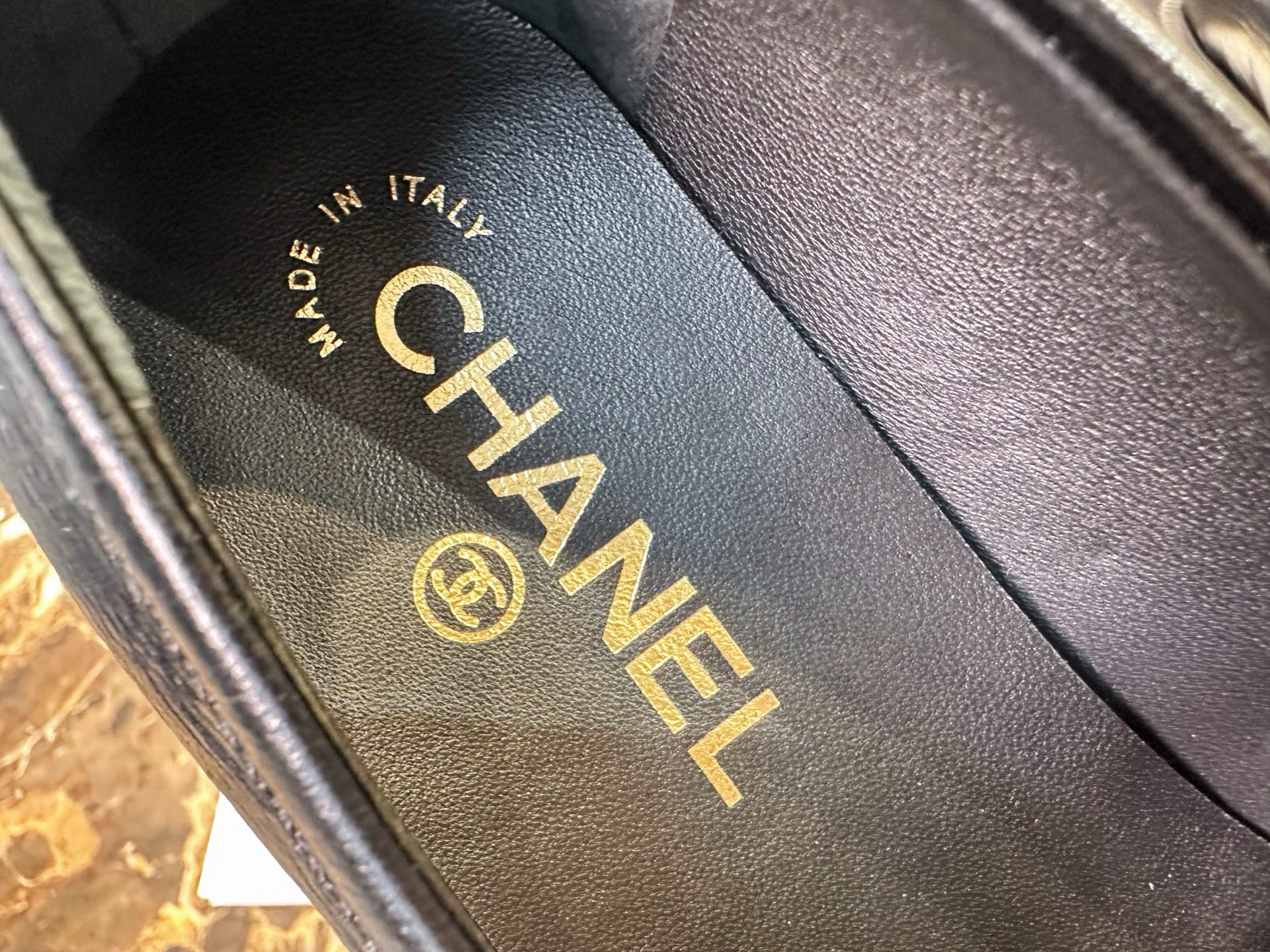 Лоферы женские в стиле Chanel 24B на утолщенной подошве с буквенным логотипом черного цвета