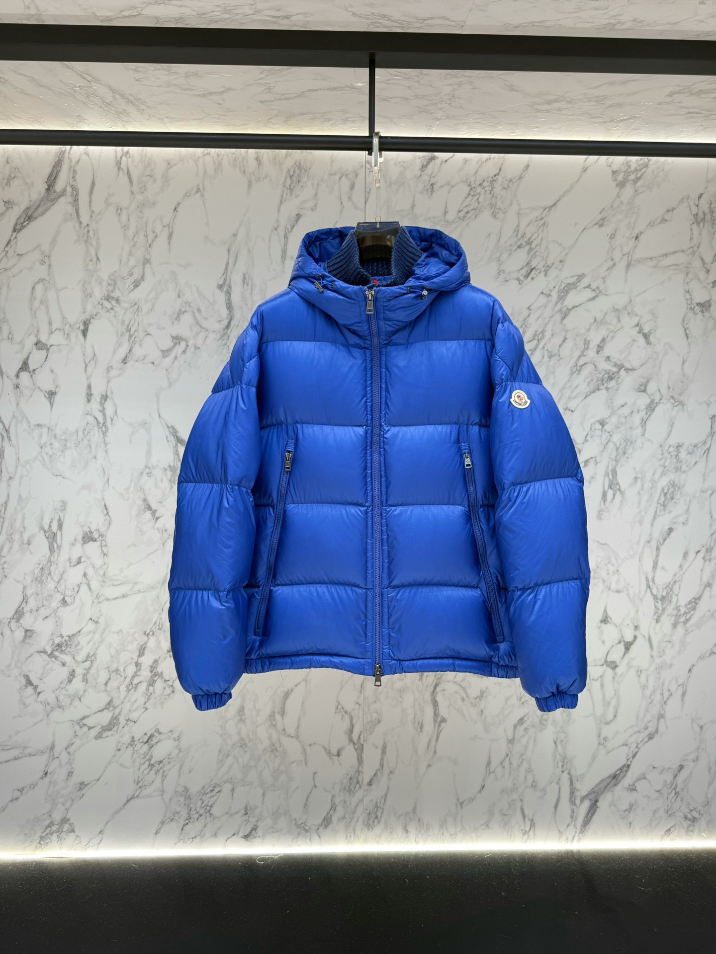 Пуховик мужской Moncler Maya синего цвета с натуральным пухом и съёмным капюшоном