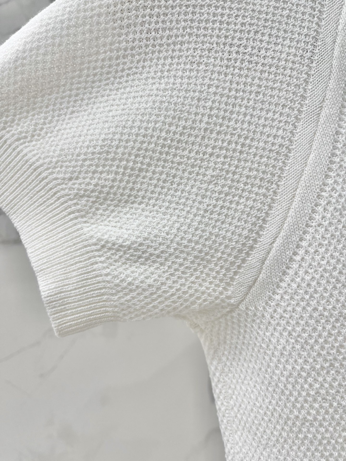 Поло женское в стиле Acne Studios с вышивкой логотипа белого цвета