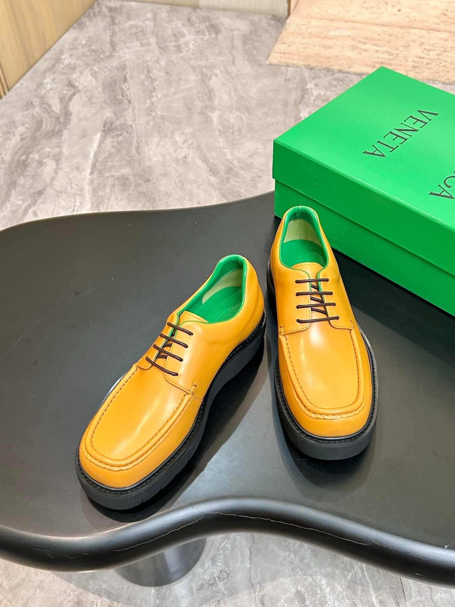 Дерби мужские Bottega Veneta Haddock горчично-жёлтого цвета