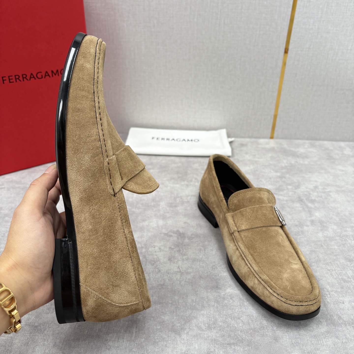 Лоферы мужские в стиле Ferragamo Gancini из натуральной замши бежевого цвета