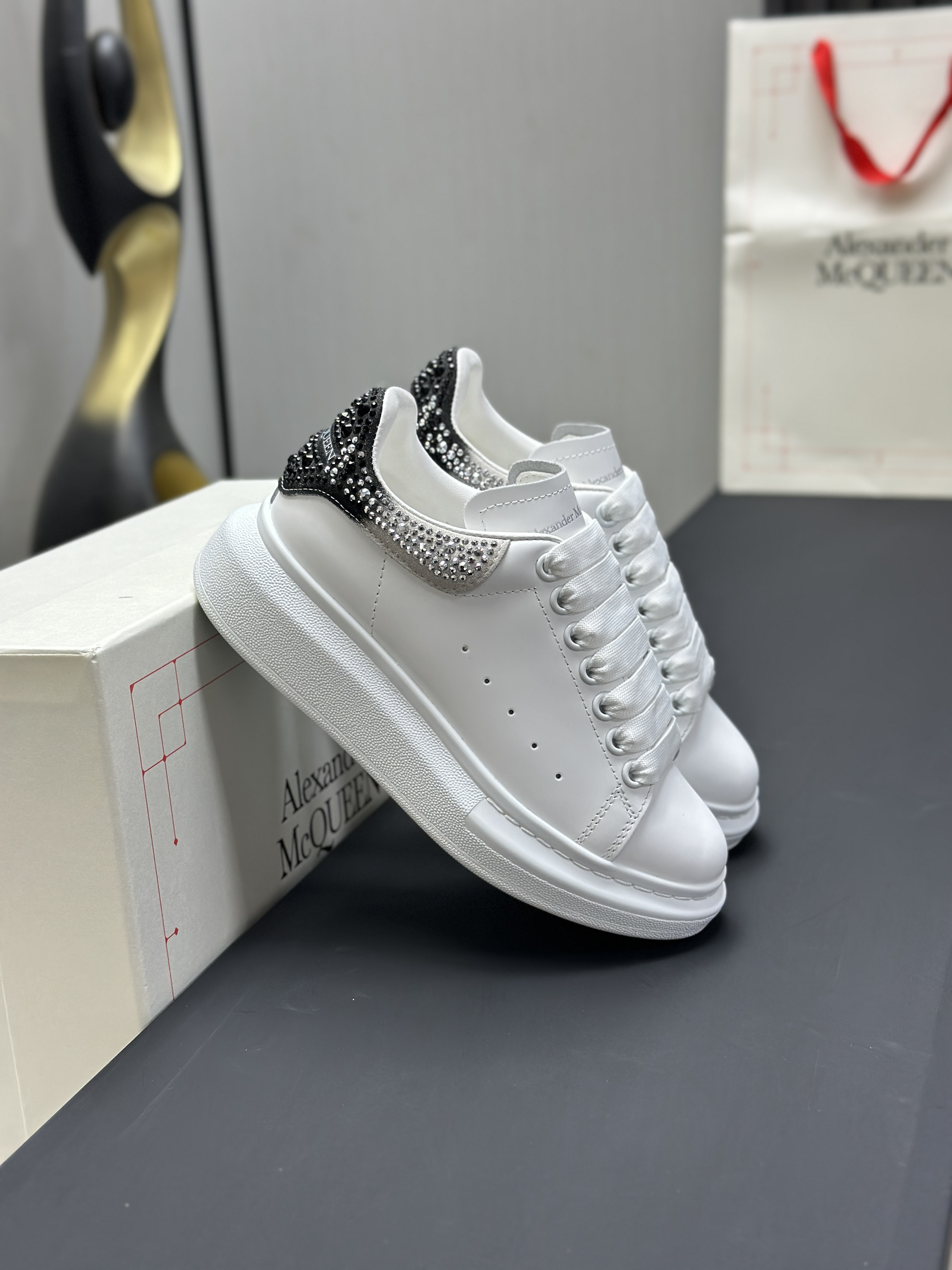 Кроссовки в стиле Alexander McQueen белого цвета с пудрово-розовым задником