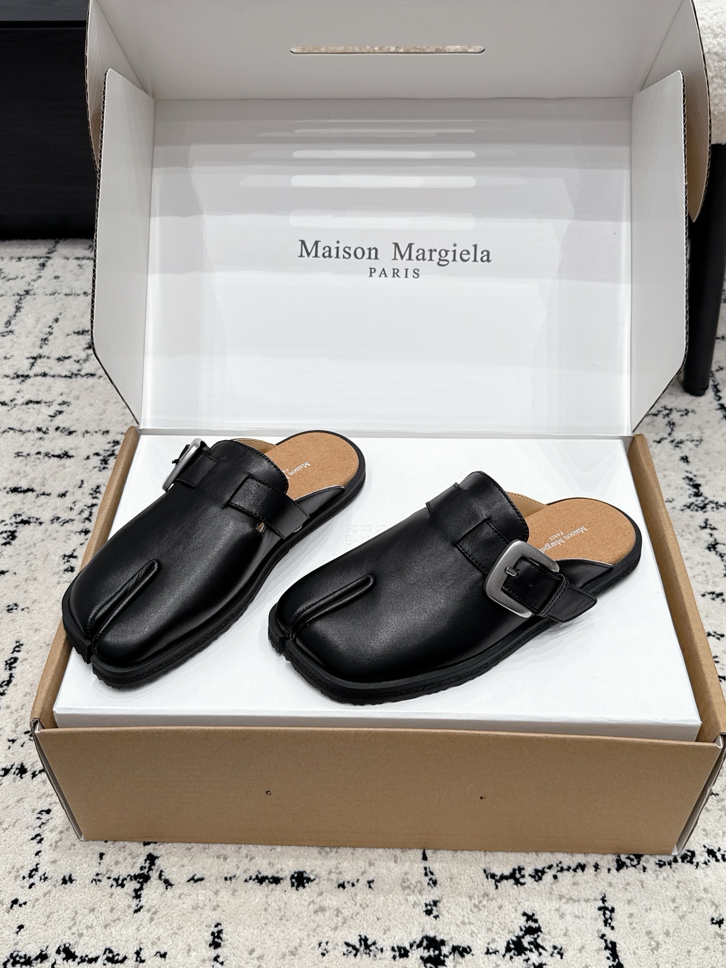 Мюли унисекс в стиле Maison Margiela MM6 Tabi с пряжкой чёрного цвета
