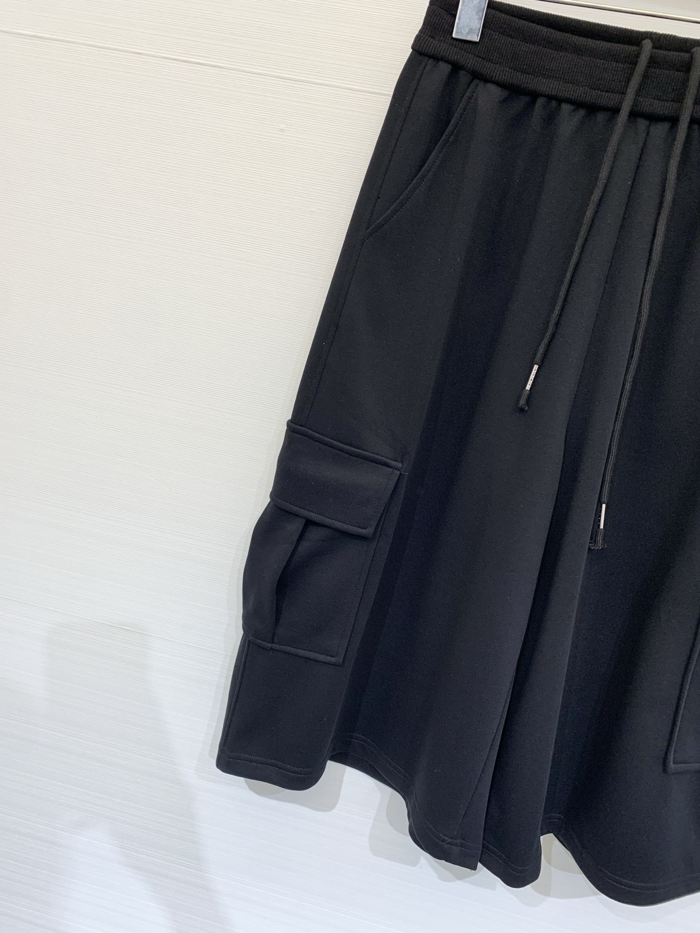 Шорты женские в стиле Jil Sander  чёрного цвета с накладными карманами