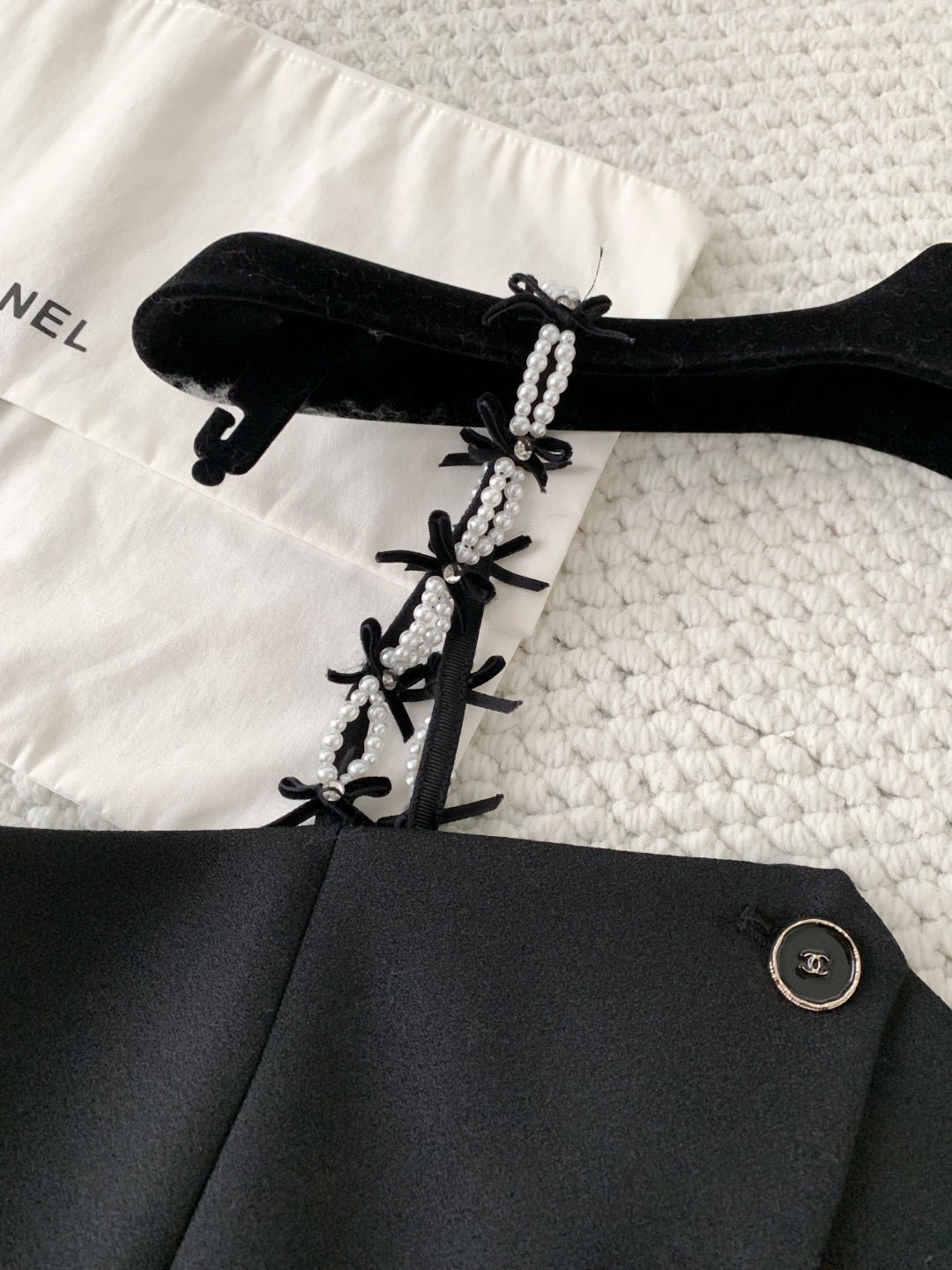 Топ-корсет женский в стиле Chanel с жемчужной отделкой и декоративными бретелями чёрного цвета