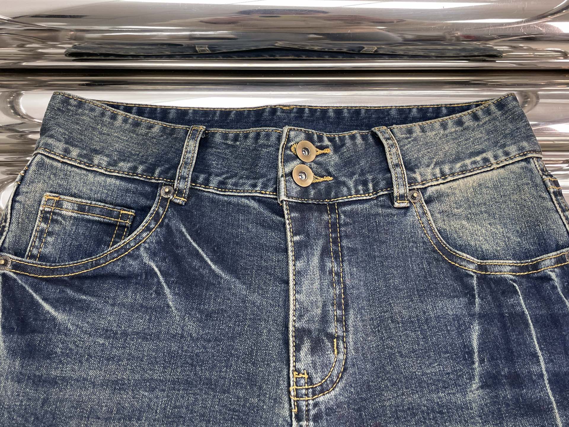 Джинсы женские в стиле Ann Demeulemeester синего цвета расклешённые с эффектом потертости