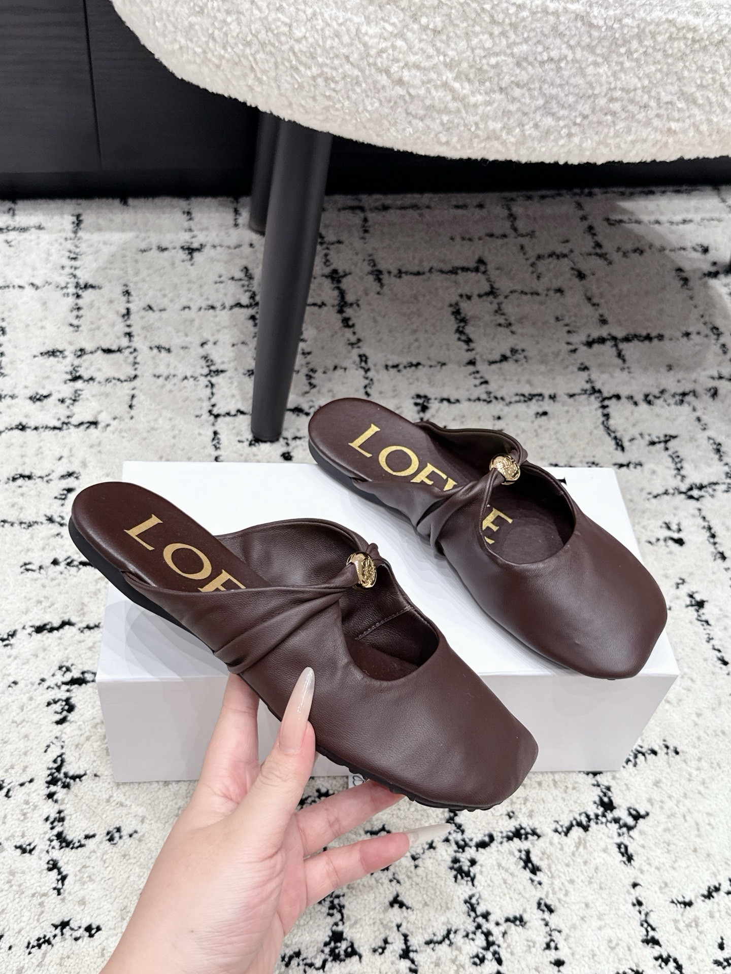 Мюли женские Loewe Pebble Soft тёмно-коричневого цвета