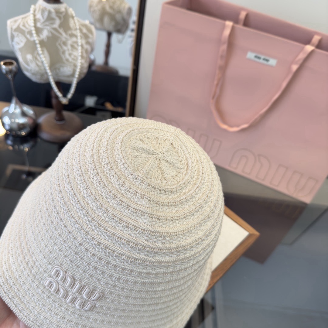 Панама женская в стиле Miu Miu из вязаного текстиля бежевого цвета