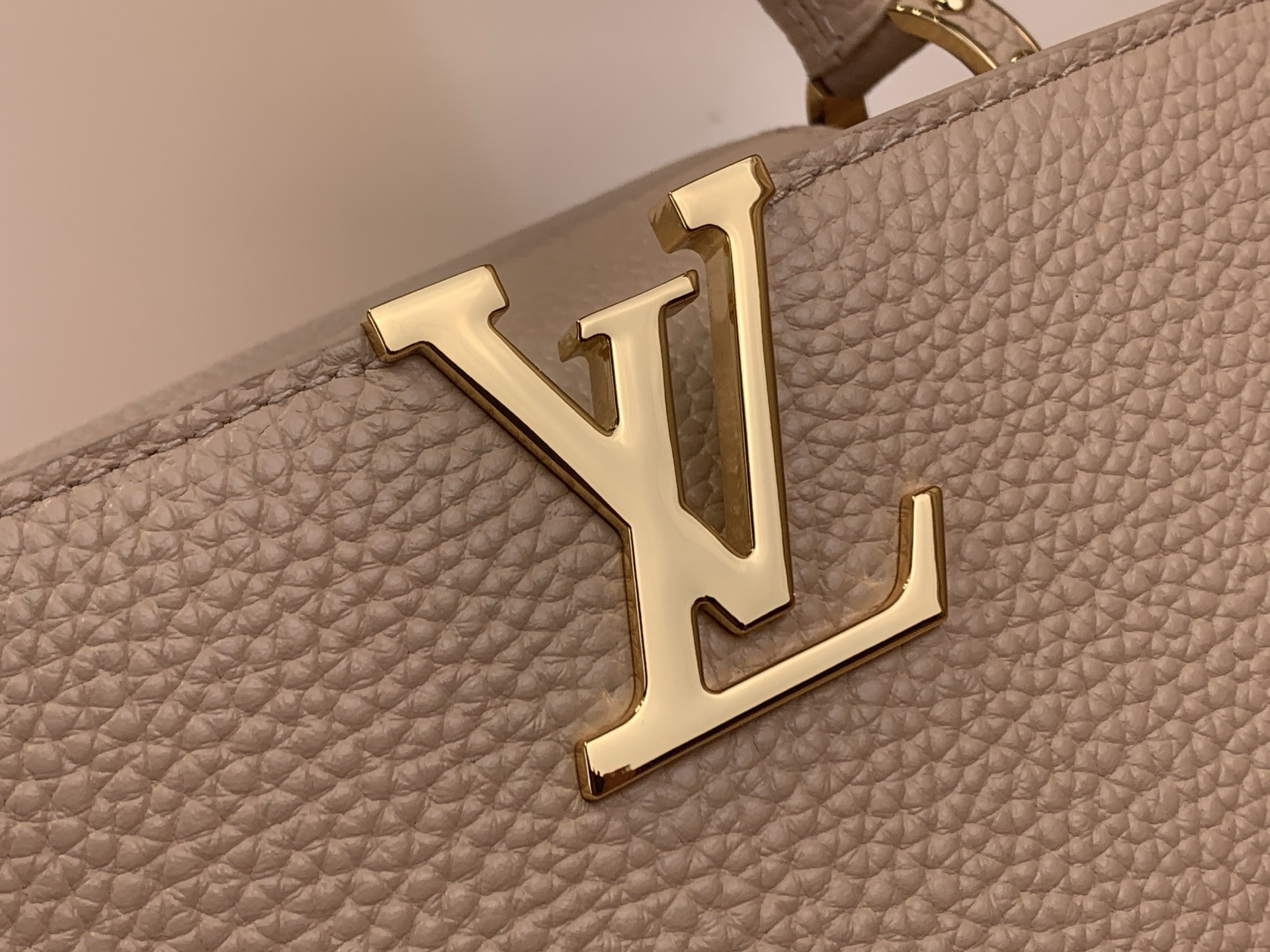 Сумка женская Louis Vuitton Capucines MM Confetti с декоративной цепочкой