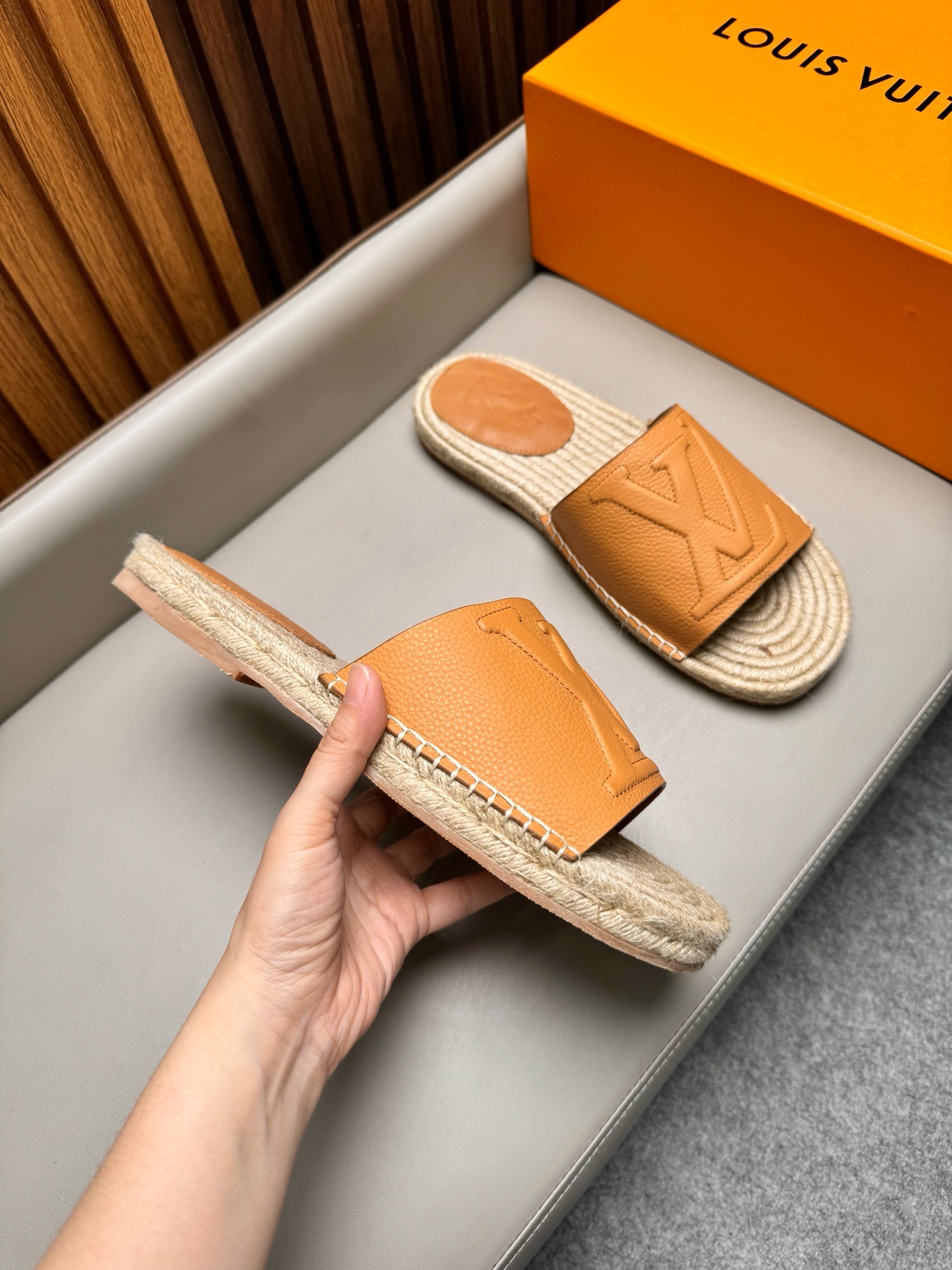 Шлёпанцы мужские в стиле Louis Vuitton коричневого цвета