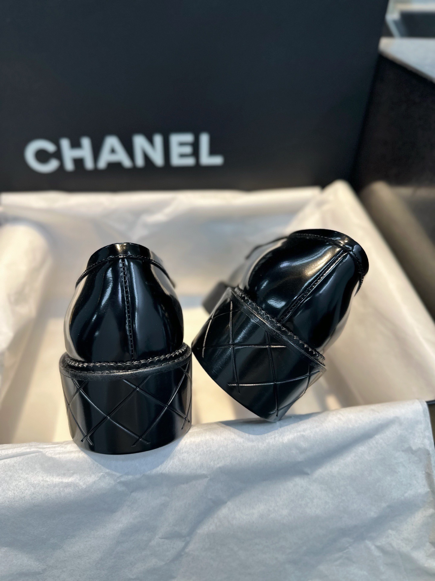 Лоферы женские в стиле Chanel из натуральной кожи черного цвета