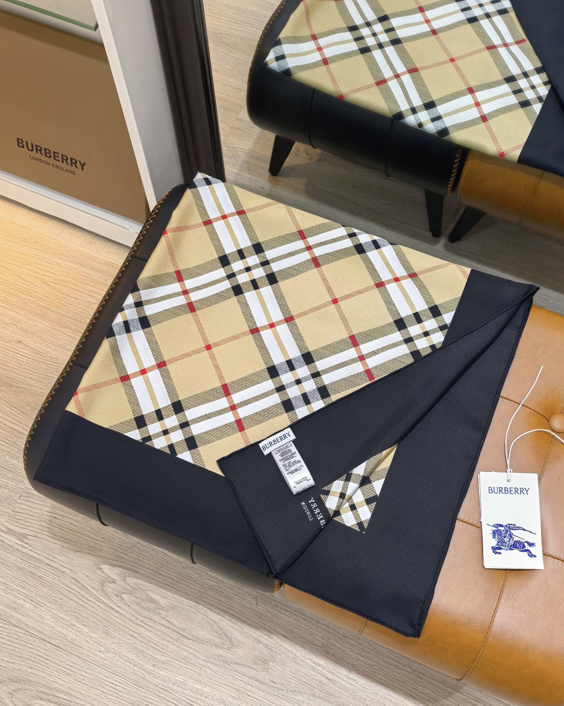 Платок женский в стиле Burberry из натурального шелка в клетку бежевого цвета