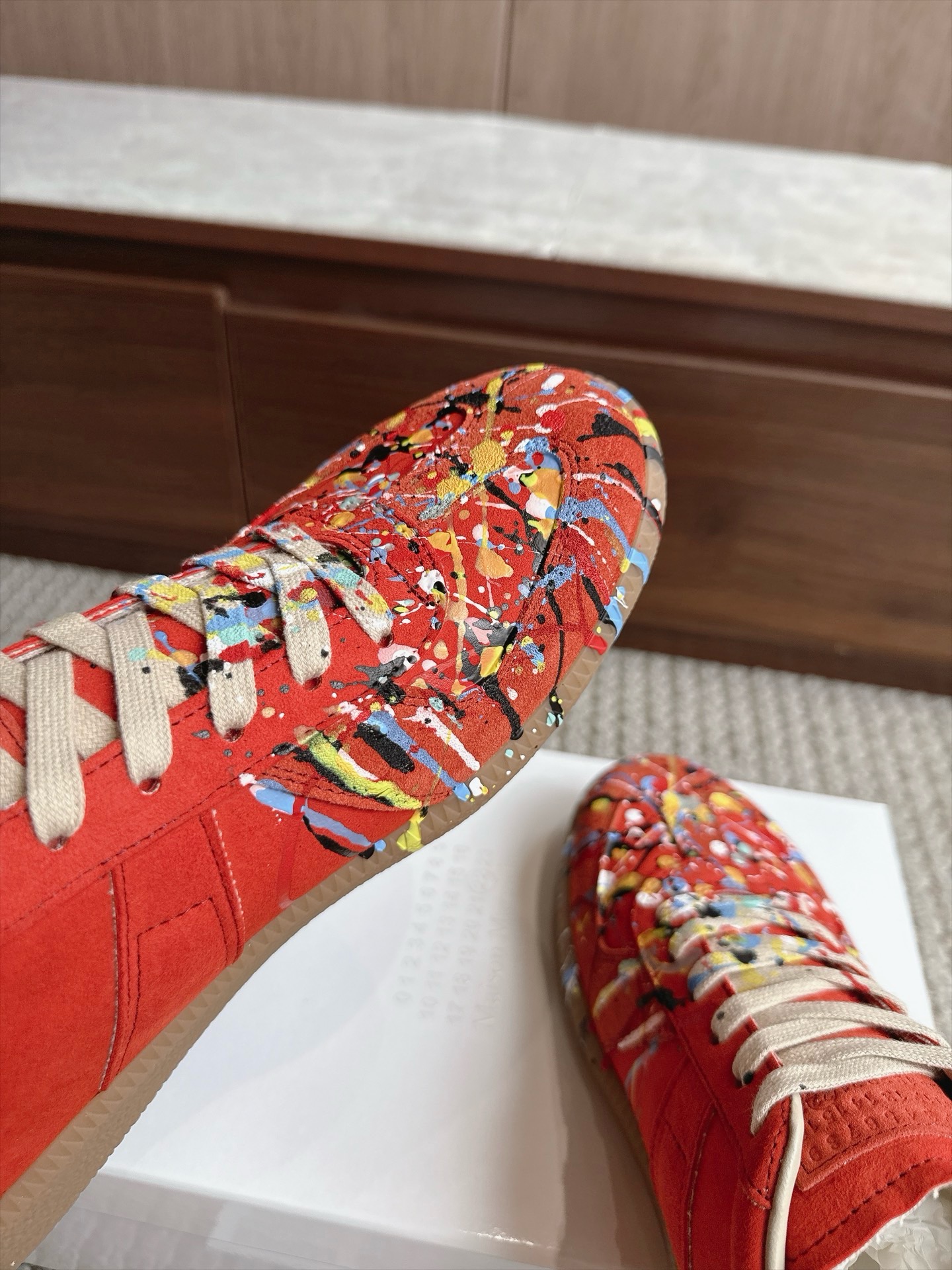 Кроссовки Maison Margiela Replica Paint Splatter красного цвета