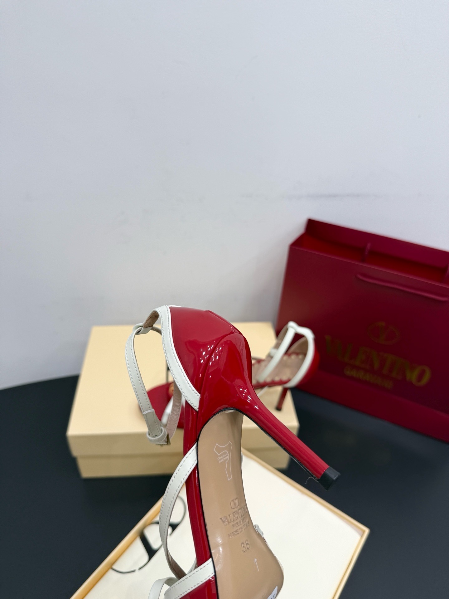 Босоножки женские в стиле Valentino Garavani красного цвета