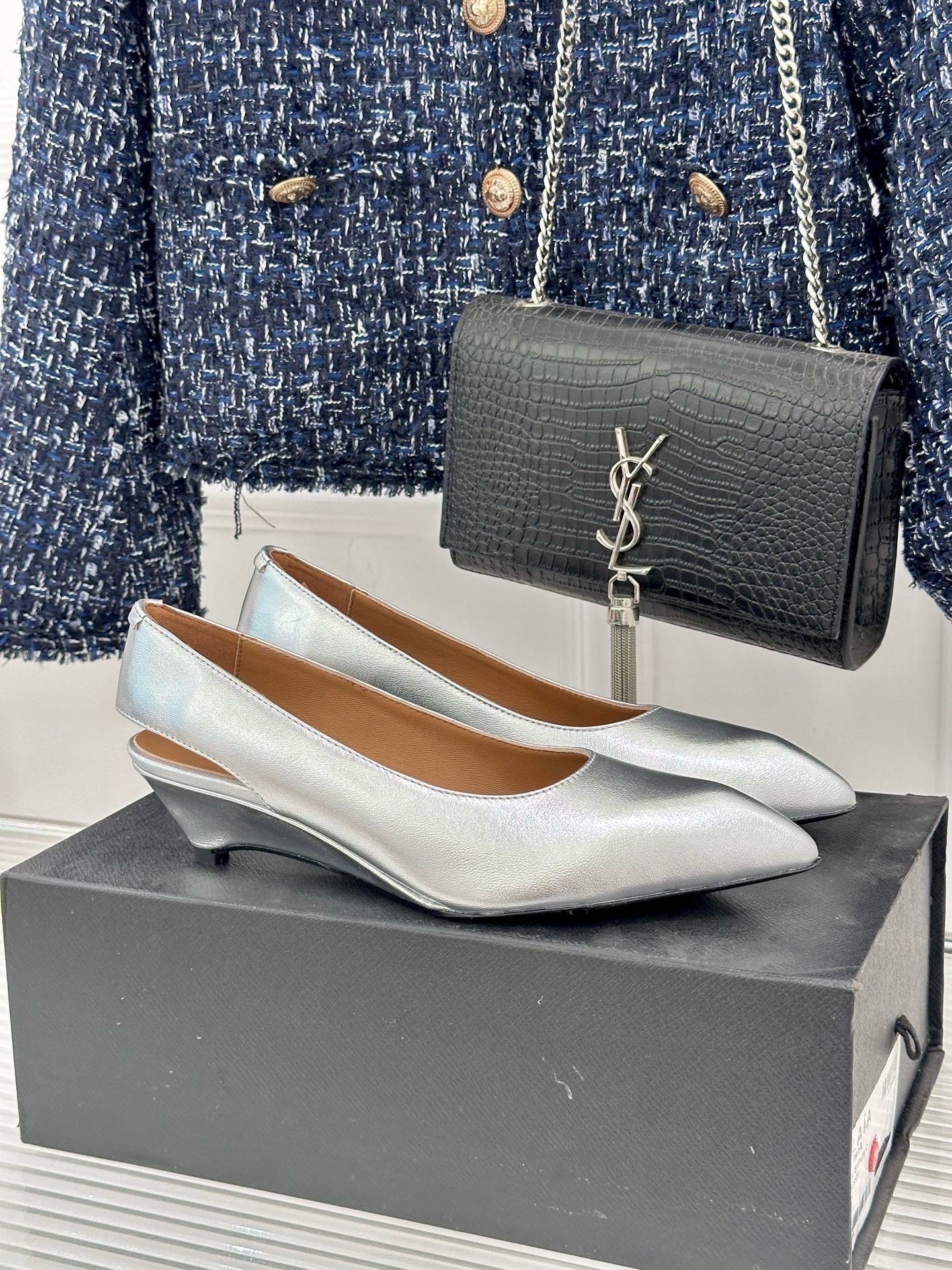 Туфли женские в стиле Jil Sander серебристого цвета