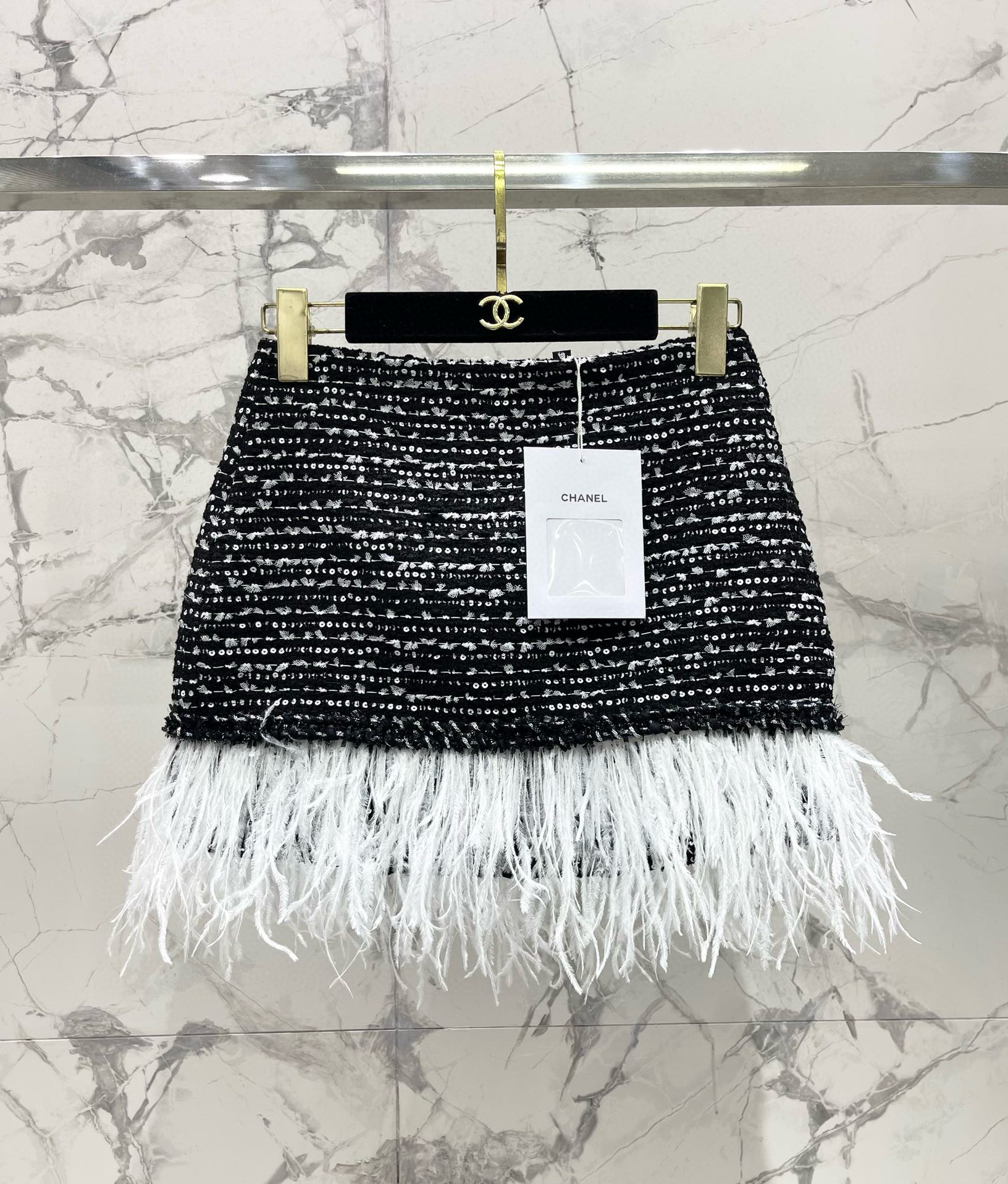 Юбка женская в стиле Chanel из твида с пайетками и отделкой перьями чёрного цвета