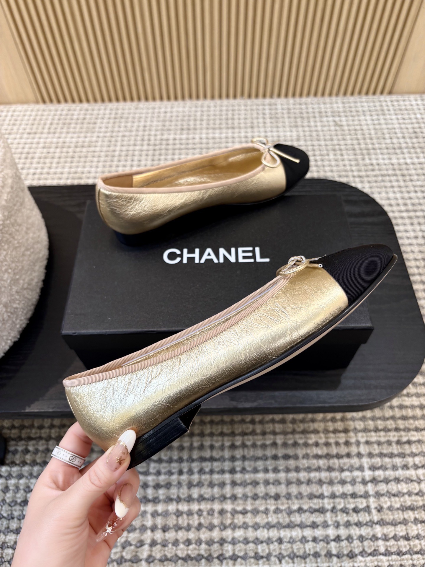 Балетки женские Chanel золотистого цвета с контрастным мысом