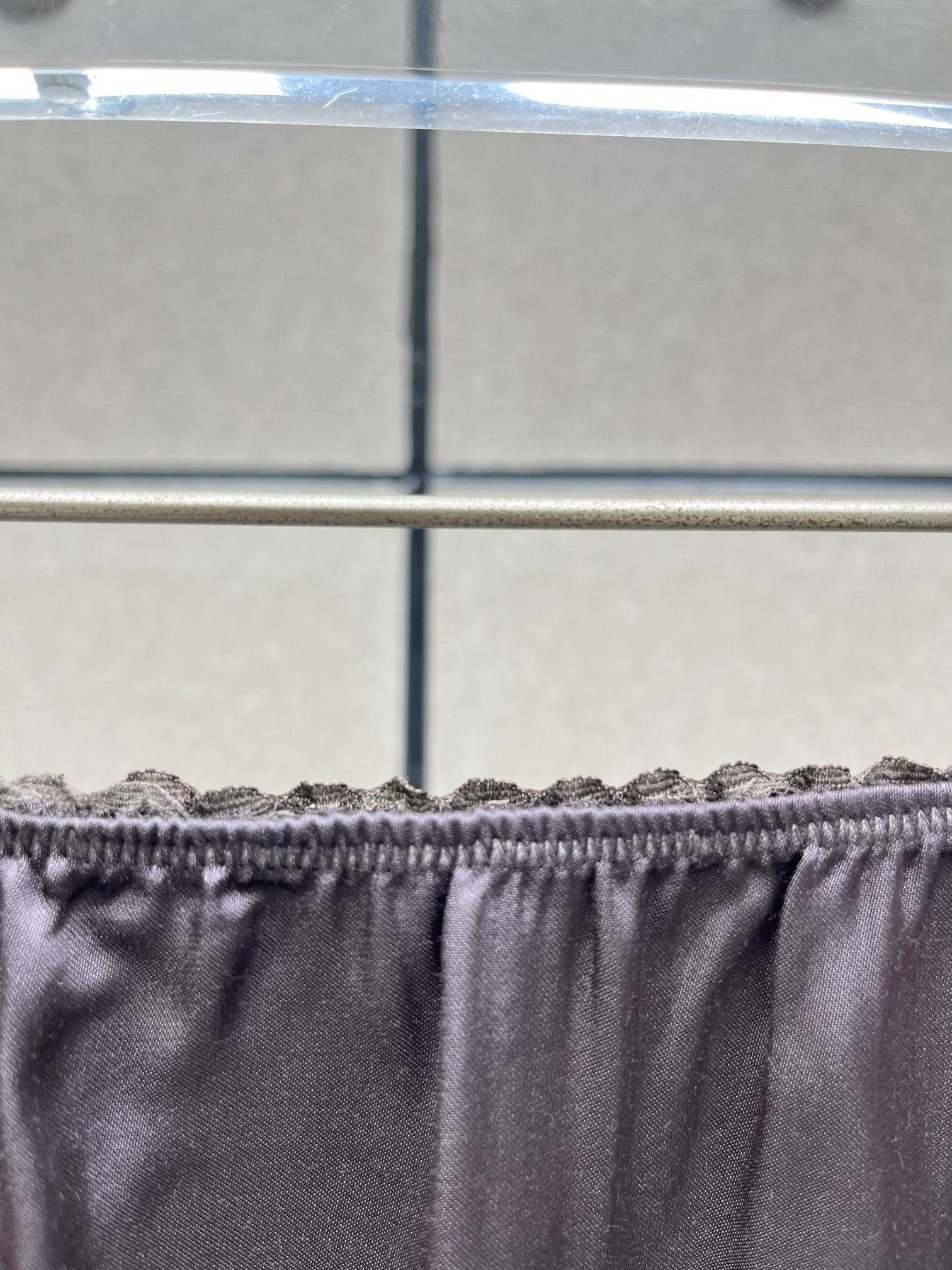 Юбка женская миди из гладкого текстиля графитового цвета с кружевной отделкой