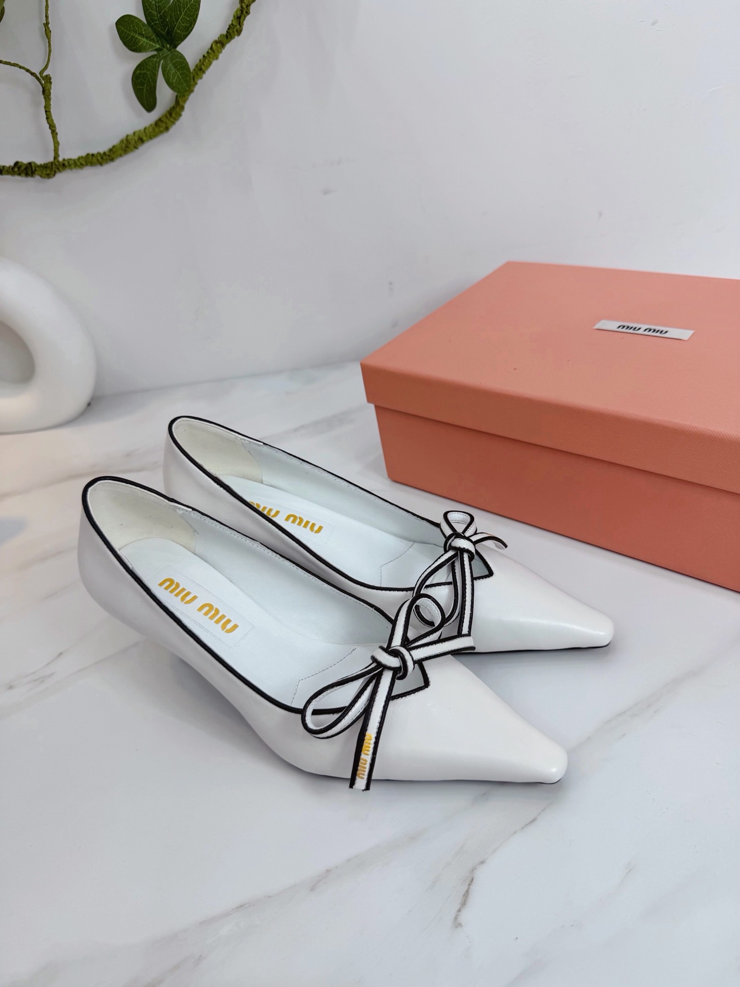Туфли женские Miu Miu из натуральной кожи белого цвета с чёрной окантовкой
